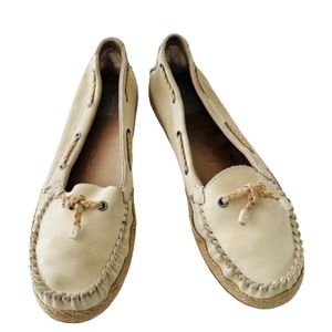 UGG Suzette Shoe Womens Loafers Cream Size 10 little need to clean